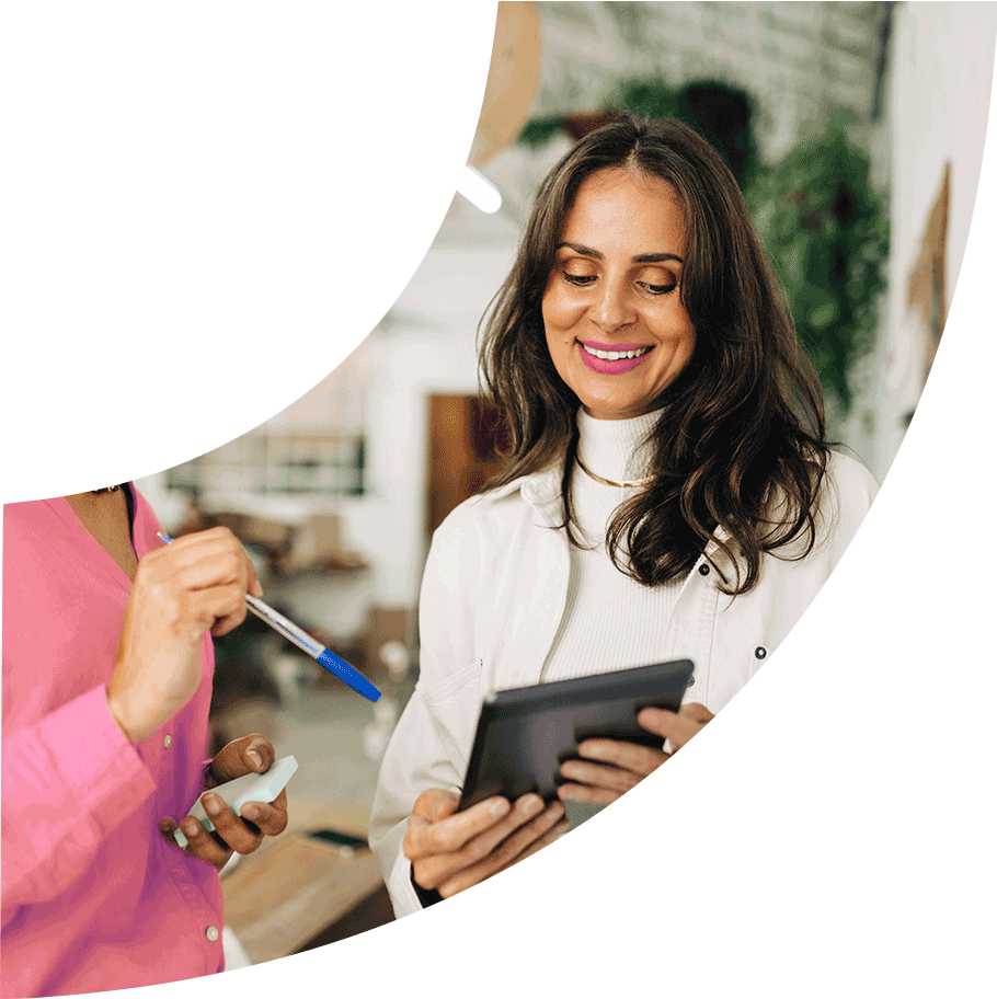 Foto: Frau zeigt etwas auf Tablet