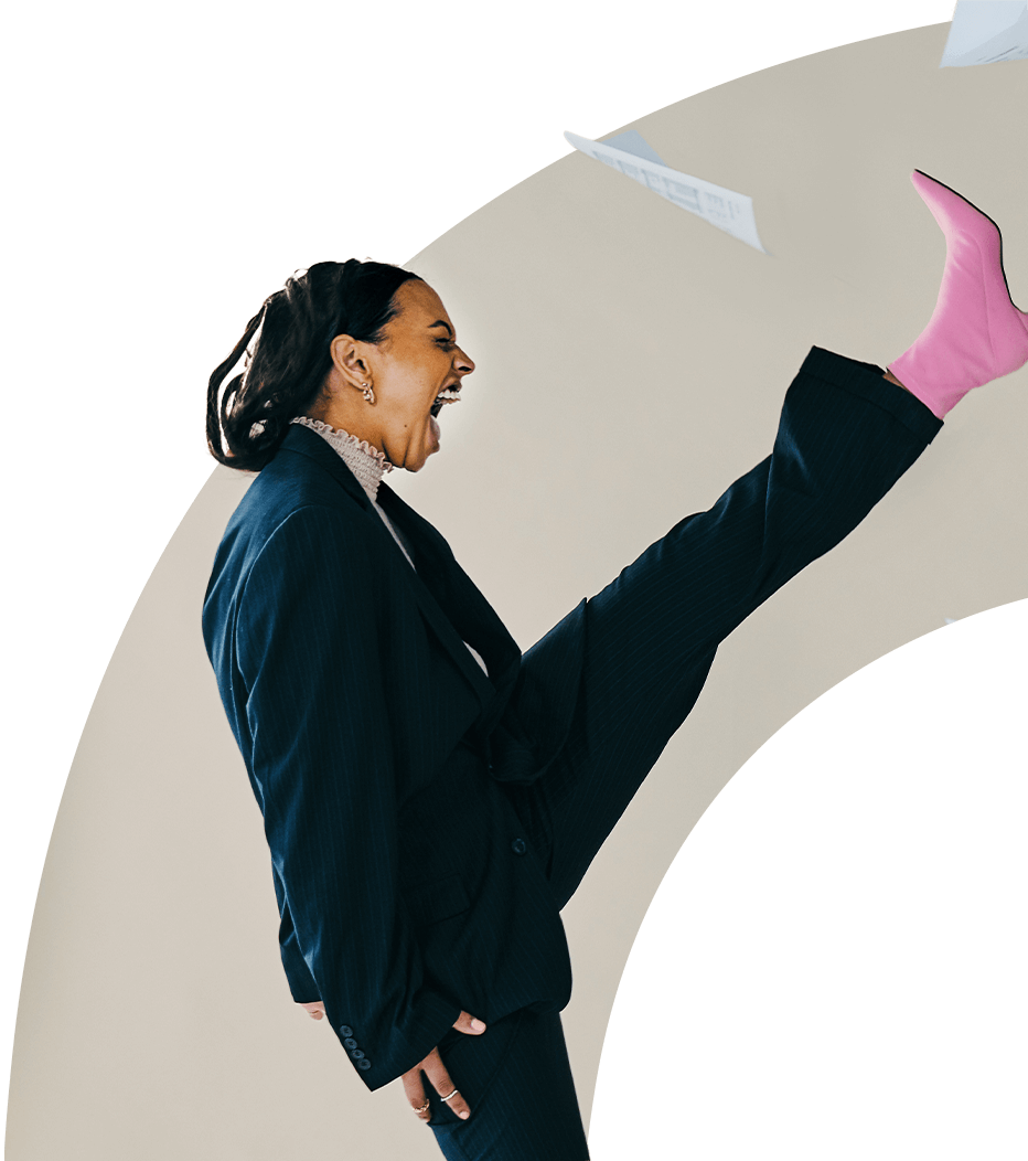 Foto: Frau wirft Papier mit Fuß in die Höhe