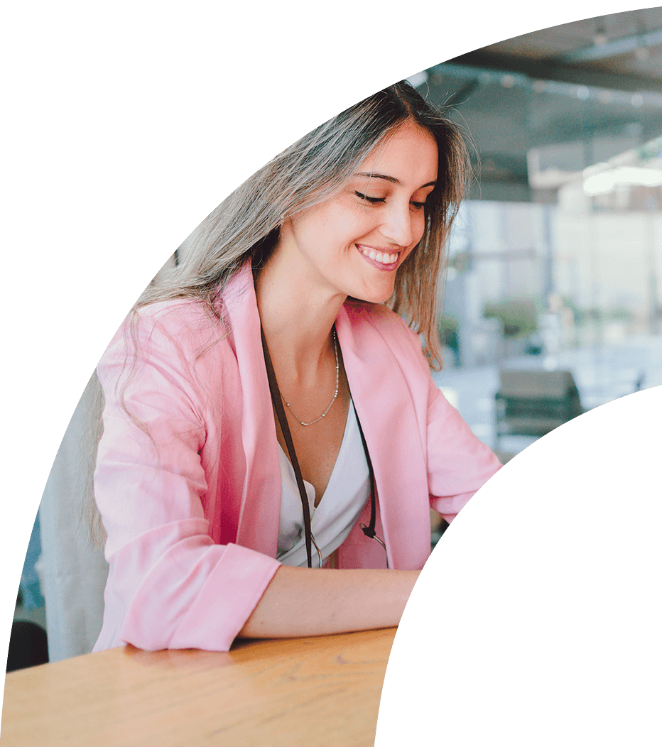 Foto: Frau sitzt bei Laptop