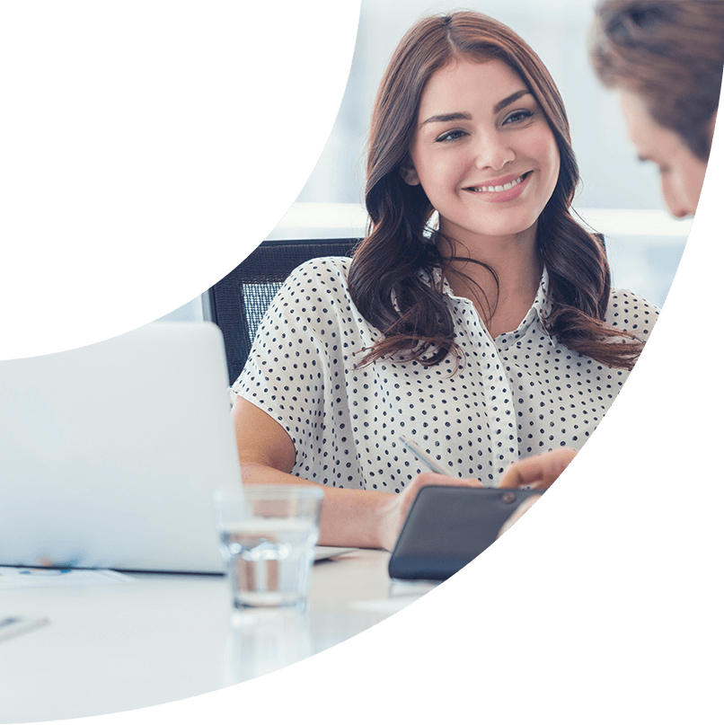 Foto: Frau sitzt am Computer